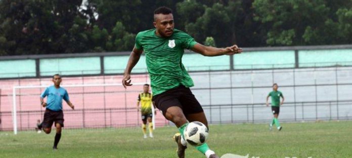 Ananias Fringkeuw saat membelas PSMS