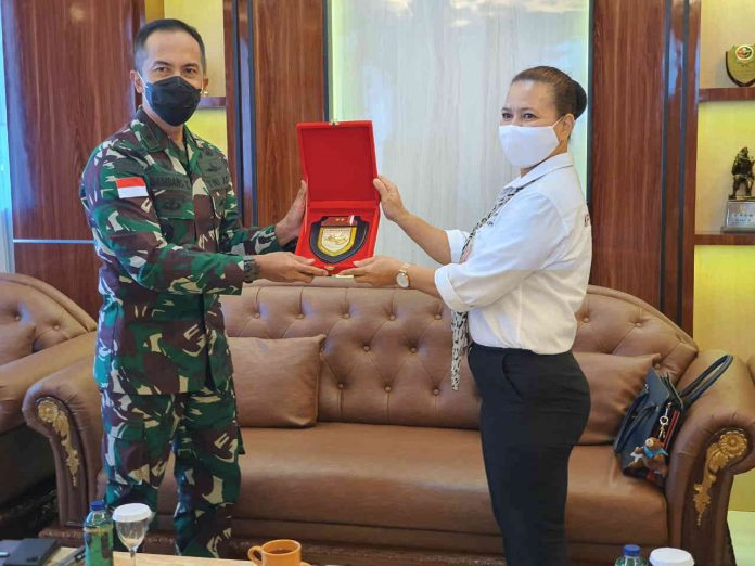 Caption : Ketua KPID, Ny. Rusni Abaidata, saat menyerahkan cinderamata dan penghargaan kepada Kasdam XVII/Cenderawasih, Brigjen TNI Bambang Trinohadi di ruang Cyclop Makodam XVII/Cenderawasih, pada Senin (12/10/2020).