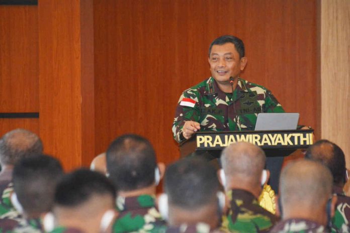Caption : Danrem 172/PWY Brigjen TNI Izak Pangemanan, saat menyampaikan sambutan dalam Babinsa dan Danramil di jajaran Kodim 1701/Jayapura, bertempat di Aula Makorem 172/PWY, Kamis (22/10/2020).