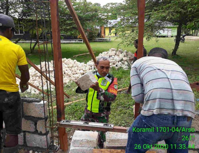 Caption : Terlihat salah satu anggota Babinsa Koramil-04/Arso, Kopda Evrianus saat bersama-sama membangun MCK di Kampung Baburia Distrik Arso Barat Kabupaten Keera, Senin (26/10/2020)