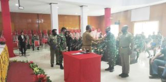 Caption : Pembukaan TMMD ke-109 Kodim 1714/PJ yang ditandai dengan penyerahan alat kerja dari Pemda Puncak Jaya kepada Komandan SSK Satgas TMMD Kodim 1714/PJ