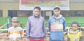 Caption : Tokoh Adat Distrik Noiga Bapak Deiles Wonda sangat mengapresiasi pembangunan yang dilakukan oleh Satgas TMMD Kodim 1714 di Kampung Nioga, Kabupaten Puncak Jaya.