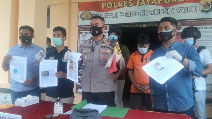 Kapolres Jayapura, AKBP Viktor Dean Mackbon didamping Kasat Narkoba Polres Jayapura, Ipda Neovaldo Sitinjak saat menunjukkan barang bukti narkotika jenis sabu siap edar di Mapolres Jayapura, Sabtu (31/10/20)