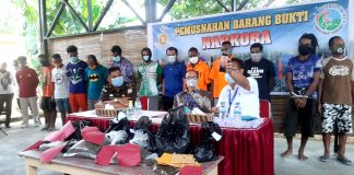 Kepala BNN Papua Kombes Pol Robinson D.P. Siregar, S.H., S.IK, bersama Wadir Narkoba Polda Papua AKBP Supriagung, S.IK, dan Kasi Narkotika Kejaksaan Tingi Papua saat memberikan keterangan pers sebelum pemusnahan barang bukti Narkotika jenis ganja dan sabu, Rabu (11/11/20)