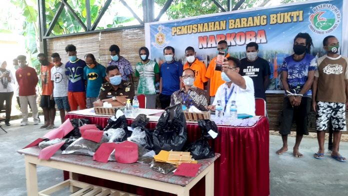 Kepala BNN Papua Kombes Pol Robinson D.P. Siregar, S.H., S.IK, bersama Wadir Narkoba Polda Papua AKBP Supriagung, S.IK, dan Kasi Narkotika Kejaksaan Tingi Papua saat memberikan keterangan pers sebelum pemusnahan barang bukti Narkotika jenis ganja dan sabu, Rabu (11/11/20)