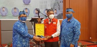 Walikota Jayapura, DR. Drs. Benhur Tomi Mano,MM saat menerima benda pusaka Kujang dari Paguyuban Pasundan
