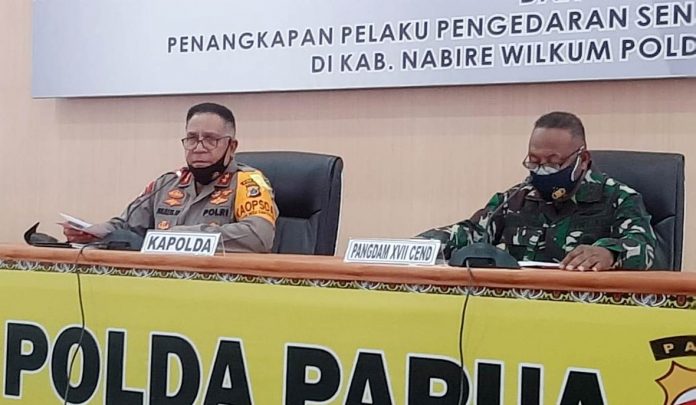 Kapolda Papua, Irjen Pol. Drs. Paulus Waterpauw bersama Pangdam XVII/Cendsrawasih, Mayjen TNI Herman Asaribab saat merilis kasus meninggalnya Pdt. Yeremias Zarambani, Senin (2/11/20)