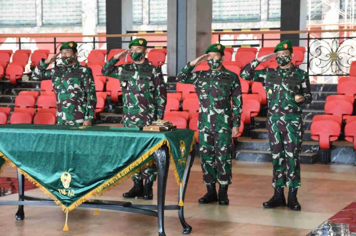 Caption : Suasana Sertijab Irjenad dan Pangdam V/Brawijaya di lantai dasar Gedung E Markas Besar Angkatan Darat (Mabesad) Jakarta, Selasa (3/11/2020).