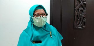 Caption : Kepala Seksi Mutu dan Rujukan Balai Laboraturium Kesehatan, Baiq Sunarniati saat memberikan keterangan kepada awak media