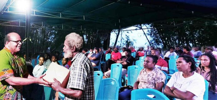 Caption: Penulis Buku Berjudul “Pastor Frans Lieshout, OFM sebagai Gembala dan Guru bagi Orang Papua, Musa Haluk, et al saat menyerahkan Buku dalam Karton kepada Bapak Yan Kossay sebagai Pengurus Kashuokta Wilayah IV di Goa Maria Buper Waena, Sabtu (14/11/2020).
