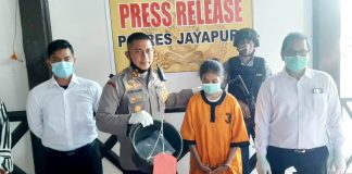 Kapolres Jayapura AKBP Victor Dean Mackbon, SH., S.IK., MH., M.Si saat menunjukkan barang bukti ember yang dipakai membuang bayi dan ibu bayi berinisial RF (22) yang jadi tersangka