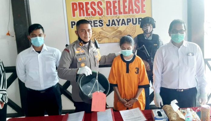 WhatsApp Image 2020-11-23 at 19.56.20 Kapolres Jayapura AKBP Victor Dean Mackbon, SH., S.IK., MH., M.Si saat menunjukkan barang bukti ember yang dipakai membuang bayi dan ibu bayi berinisial RF (22) yang jadi tersangka