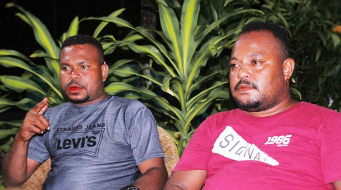 Caption: Ketua Forum pemuda kampung Nolokla, Yansen Ohee kiri saat memberikan keterangan pers di kampung harapan Nolokla dan didampingi salah satu anggota yang juga ketua panitia Turnamen Ondo Heram Cup III, Jefri Henry Pouw Sabtu, 28 November 2020.