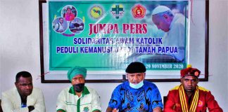 Caption: Sejumlah Organisasi Katolik di Papua, saat menyampaiakan keterangan pers di Tauboria, Minggu (29/11/2020).