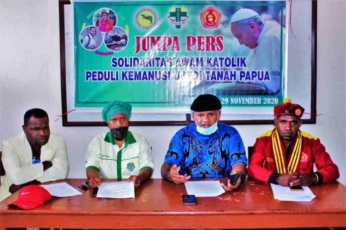 Caption: Sejumlah Organisasi Katolik di Papua, saat menyampaiakan keterangan pers di Tauboria, Minggu (29/11/2020).