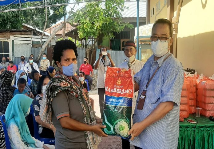 Anggota Komisi III DPRP, Tan Wie Long saat menyerahkan paket sembako kepada warga di Kompleks Perumahan Grand Permai Kotaraja, Kamis (3/12/20) Anggota Komisi III DPRP, Tan Wie Long saat menyerahkan paket sembako kepada warga di Kompleks Perumahan Grand Permai Kotaraja, Kamis (3/12/20)