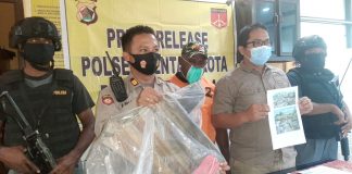 Kapolsekta Sentani Kota, AKP Ruben Palayukan,S.PT, SIK, bersama Kasat Reskrim Polres Jayapura, AKP Sigit Susanto saat menunjukkan barang bukti berupa seng dan kayu sisa yang terbakar, di Mapolsekta Sentani Kota, Sabtu (5/12/20)