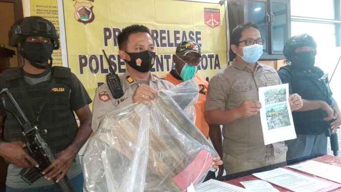 Kapolsekta Sentani Kota, AKP Ruben Palayukan,S.PT, SIK, bersama Kasat Reskrim Polres Jayapura, AKP Sigit Susanto saat menunjukkan barang bukti berupa seng dan kayu sisa yang terbakar, di Mapolsekta Sentani Kota, Sabtu (5/12/20)