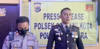 Kapolres Jayapura, AKBP Dr. Victor D. Macbon didampingj Kapolsekta Sentani saat memberikan keterangan pers, Selasa (15/12/20)