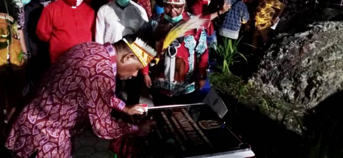 Bupati Jayapura, Mathius Awoitauw saat menandatangani prasasti peresmian Taman Pholeuw Park, Senin (17/8)