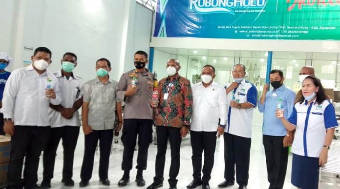 Direktur Utama PDAM Jayapura, Entis Sutisna, SE, MM bersama Walikota Jayapura dan pejabat di lingkup Pemerintahan Kabupaten/Kota Jayapura dalam kesempatan melaunching produk air kemasan Robongholo dan Nanwani produksi PDAM Jayapura, Senin (21/12/20)
