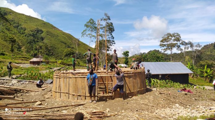 Satgas Pamrahwan Yonif Raider 500/Sikatan dengan sukarela membantu pembuatan honai milik warga