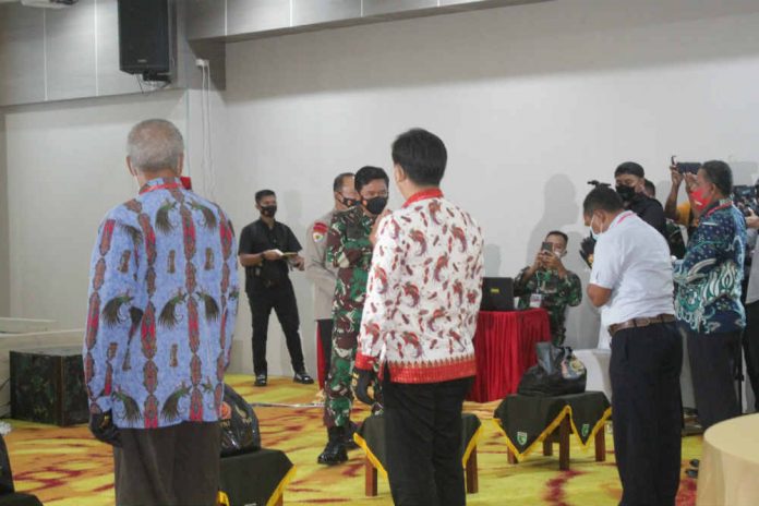 Caption : Panglima TNI Marsekal TNI Dr. (H.C.) Hadi Tjahjanto S.I.P. didampingi Irwasum Polri saat memberikan bantuan 30 ribu paket berupa Sembako, APD dan Rapid Antigen usai komunikasi sosial dan Video Confrence dengan Tokoh Agama Se-Provinsi Papua dan Papua, di Hotel Garden Sunni Lake Sentani-Jayapura-Papua, Jum’at (08/01/2021).