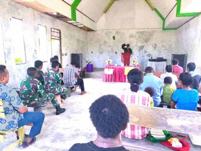 Caption : Suasana ibadah bersama Satgas Pamtas Yonif 312/KH Ibadah di Gereja GBI Senggi Perbatasan RI