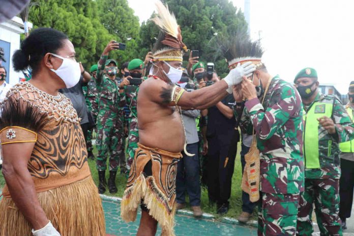 Caption : Pangdam XVII/Cenderawasih, Mayjen TNI Ignatius Yogo Triyono M.A, saat disambut dengan tarian adat Papua usai tiba di Bandara Sentani, Papua.
