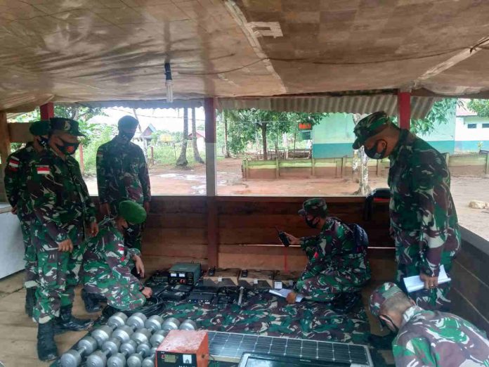 Caption : Tim Rikmat Kolakops Korem 174/ATW, saat melakukan pemeriksaan materi invetaris Pos Satgas Pamtas Yonif 125/Si’mbisa, Selasa (5/1/2021).