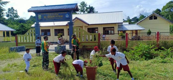 Caption : Tampak Satgas Yonif MR 413 Kostrad saaat menerapkan Hidup Sehat bagi Siswa SD Perbatasan RI-PNG