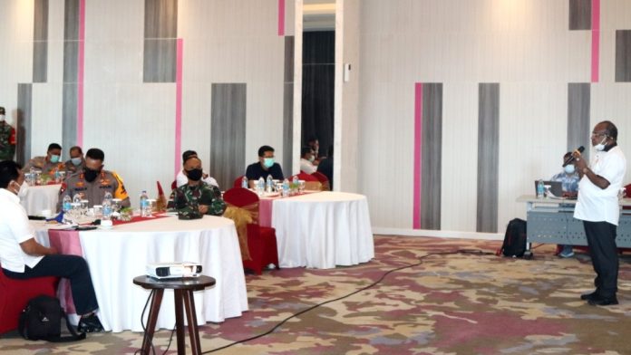 Ketua Harian PB PON Papua Yunus Wonda saat memberikan sambutan pada rapat bersama Kodam XVII/Cenderawasih dan Polda Papua di Mercure Hotel, Jayapura. Kamis (28/01/2021)