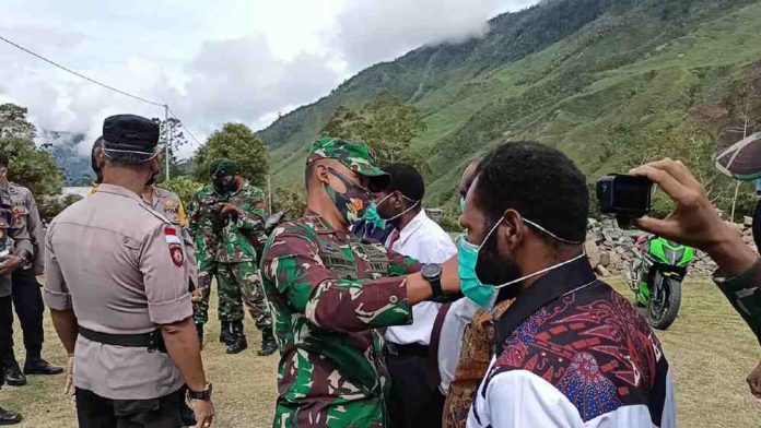 Caption : Dandim 1714/Puncak Jaya Letkol Inf Rofi Irwansyah S.Ip, MM dan Kapolres Puncak Jaya, saat mengenakan Masker kepada salah satu jemaat Jemaat Emaus Mulia, Distrik Mulia Kabupaten Puncak Jaya, Minggu (31/01/2021). Caption : Dandim 1714/Puncak Jaya Letkol Inf Rofi Irwansyah S.Ip, MM dan Kapolres Puncak Jaya, saat mengenakan Masker kepada salah satu jemaat Jemaat Emaus Mulia, Distrik Mulia Kabupaten Puncak Jaya, Minggu (31/01/2021).