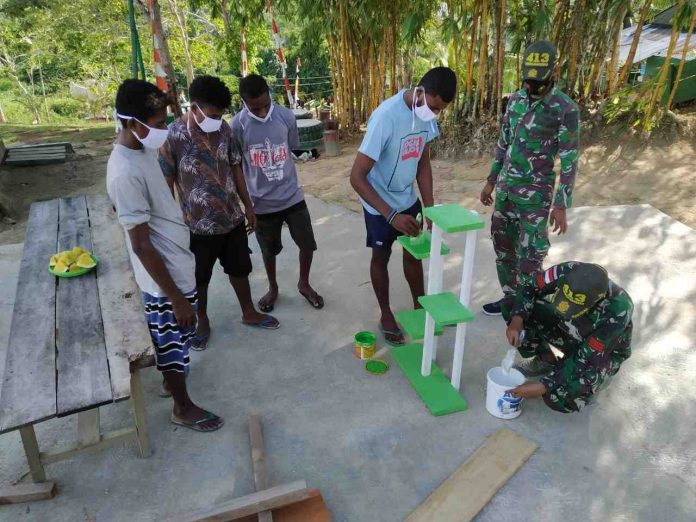 Caption : Satgas Pamtas RI-PNG Yonif Mekanis Raider 413 Kostrad Pos Skamto saat mengajarkan warga Kampung Yowong Distrik Arso Barat Kabupaten Keerom untuk memanfaatkan potensi alam
