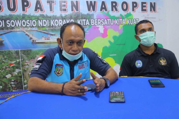 Caption : Asisten I Bidang Pemerintahan Jaelani didampingi Kabag Humas dan Protokoler Kabupaten Waropen Michael Rumabar, saat memberikan keterangan pers di Ruang Rapat Bupati, Jumat (26/2).
