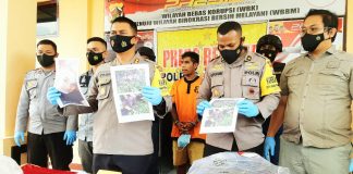 Kapolres Jayapura, AKBP Victor D. Macbon bersama Wakapolres dan Kasat Reskrim Polres Jayapura saat menunjukkan barang bukti foto korban saat ditemukan di Kampung Maribu, Distrik Sentani Barat