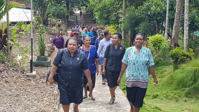 Caption Foto : Serketaris Pojka Perempuan MRP, Orpa Nari, S.I.Kom didampingi ketua tim yakni Ibu Lenora Wonatorei, S.Pd saat melakukan kunjungan di Kampung Kendate, Distrik Depapre, Kabupaten Jayapura, Jum'at (18/6).