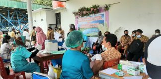 Pelayanan vaksin Covid-19 di lapangan upacara Kantor Bupati Jayapura, Gunung Merah, Sentani, Senin (05/07/21)
