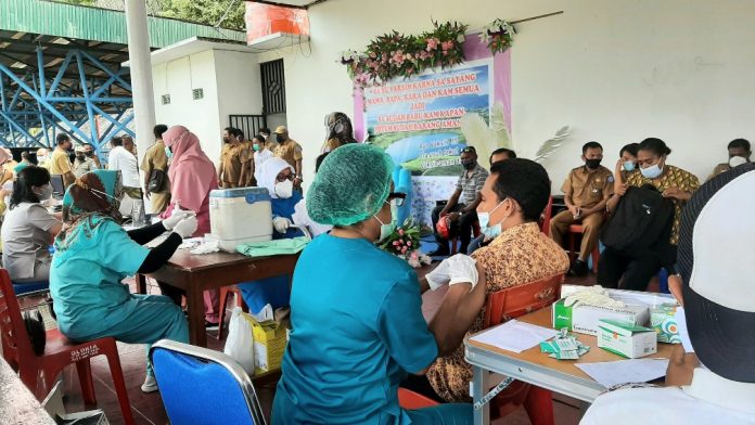 20210705_095237_copy_1008x567 Pelayanan vaksin Covid-19 di lapangan upacara Kantor Bupati Jayapura, Gunung Merah, Sentani, Senin (05/07/21)
