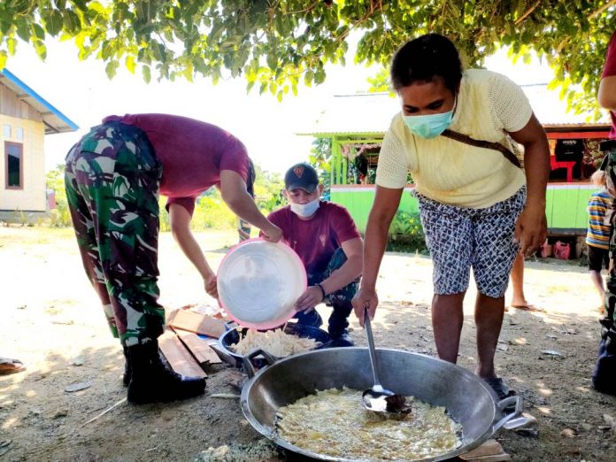 Satgas Pamtas RI-PNG Yonif 131/Brs Pos Skamto saat melatih pembuatan kripik pisang kepada mama-mama di Kampung Yowong, Rt 2 Distrik Arso Barat, Kab. Keerom, Minggu (04/07/2021)