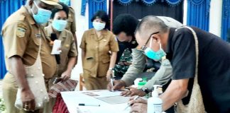 Penandatanganan MoU percepatan vaksinasi antara Bupati Jayapura dengan unsur Forkopimda dan pimpinan organisasi serta berbagai tokoh lainnya, di Aua Kantor Bupati Jayapura, Senin (5/7/21)