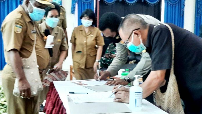 Penandatanganan MoU percepatan vaksinasi antara Bupati Jayapura dengan unsur Forkopimda dan pimpinan organisasi serta berbagai tokoh lainnya, di Aua Kantor Bupati Jayapura, Senin (5/7/21)