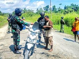 Aparat Satgas Pamtas RI-PNG Yonif Mekanis 512/QY Pos Wambes saat menggelar sweeping rutin di jalur perbatasan Kampung Wambes, Distrik Mannem, Kabupaten Keerom Papua. Kamis (15/07/2021)
