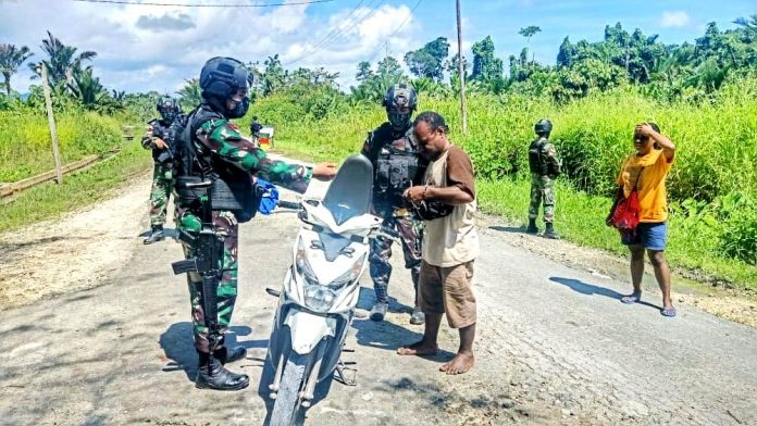 Aparat Satgas Pamtas RI-PNG Yonif Mekanis 512/QY Pos Wambes saat menggelar sweeping rutin di jalur perbatasan Kampung Wambes, Distrik Mannem, Kabupaten Keerom Papua. Kamis (15/07/2021)