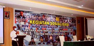 Caption : Tenaga Ahli Madya Deputi V Bidang Politik, Hankam dan HAM, Kantor Staf Presiden (KSP) yang juga selaku akademisi UNCEN, Laus Deo Calvin Rumayom saat menyampaikan materi sosialisasi HIV/AIDS, Vaksinasi, 3 M di Papua antara KPA Papua dan mitra kerja di Hotel Sunny Garden Lake, pada Selasa (24/08/2021).
