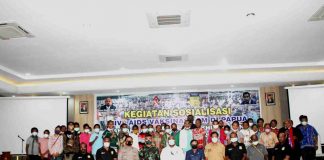Caption : Foto bersama Staf Ahli Presiden, Staf Ahli Gubernur Papua, Perwakilan Pangdam XVII/Cenderawasih, Perwakilan Kapolda Papua dan Perwakilan Kadinkes Papua Bersama Ketua dan Staf KPA Provinsi Papua, usai Soslisasi HIV AIDS di Hitel Sunny Garden Lake, Selasa (24/08/2021)
