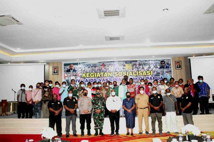 Caption : Foto bersama Staf Ahli Presiden, Staf Ahli Gubernur Papua, Perwakilan Pangdam XVII/Cenderawasih, Perwakilan Kapolda Papua dan Perwakilan Kadinkes Papua Bersama Ketua dan Staf KPA Provinsi Papua, usai Soslisasi HIV AIDS di Hitel Sunny Garden Lake, Selasa (24/08/2021)