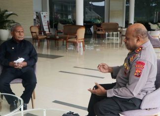 Kapolda Papua Irjen Pol Mathius D. Fakhiri, S.I.K saat melalkukan pertemuan dengan Bupati Jayapura Mathius Awoitauw, SE, M.Si. di Suni Garden Lake Hotel Sentani, Senin (2/8/21)