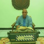 OTO : Thontje Wolas Krenak (salah satu pendiri dan personil Mambesak Grup Musik sebagai pembuat undangan pertama 3 Agustus 1978 bersama saksi bisu (mesin ketik) di Museum Loka Budaya Uncen, Abepura Jayapura