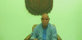 OTO : Thontje Wolas Krenak (salah satu pendiri dan personil Mambesak Grup Musik sebagai pembuat undangan pertama 3 Agustus 1978 bersama saksi bisu (mesin ketik) di Museum Loka Budaya Uncen, Abepura Jayapura